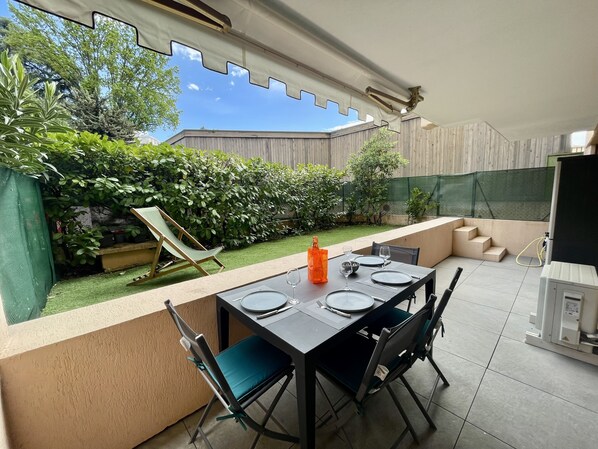 Outdoor dining - T2 de 30m2 Avec un bel Extérieur , Située à 5 min de la Croisette, et de la Gare (Cannes)