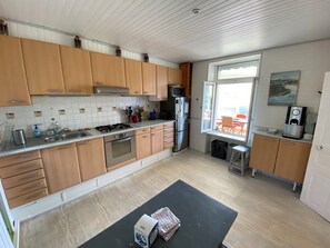 Réfrigérateur, four à micro-ondes, un four, surface de cuisson