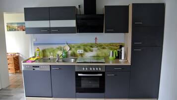 Jääkaappi, mikroaaltouuni, liesi, astianpesukone