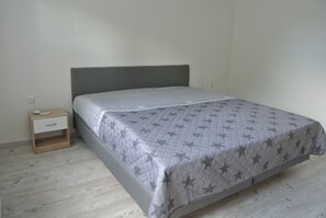 2 chambres, fer et planche à repasser, lit parapluie, Wi-Fi gratuit