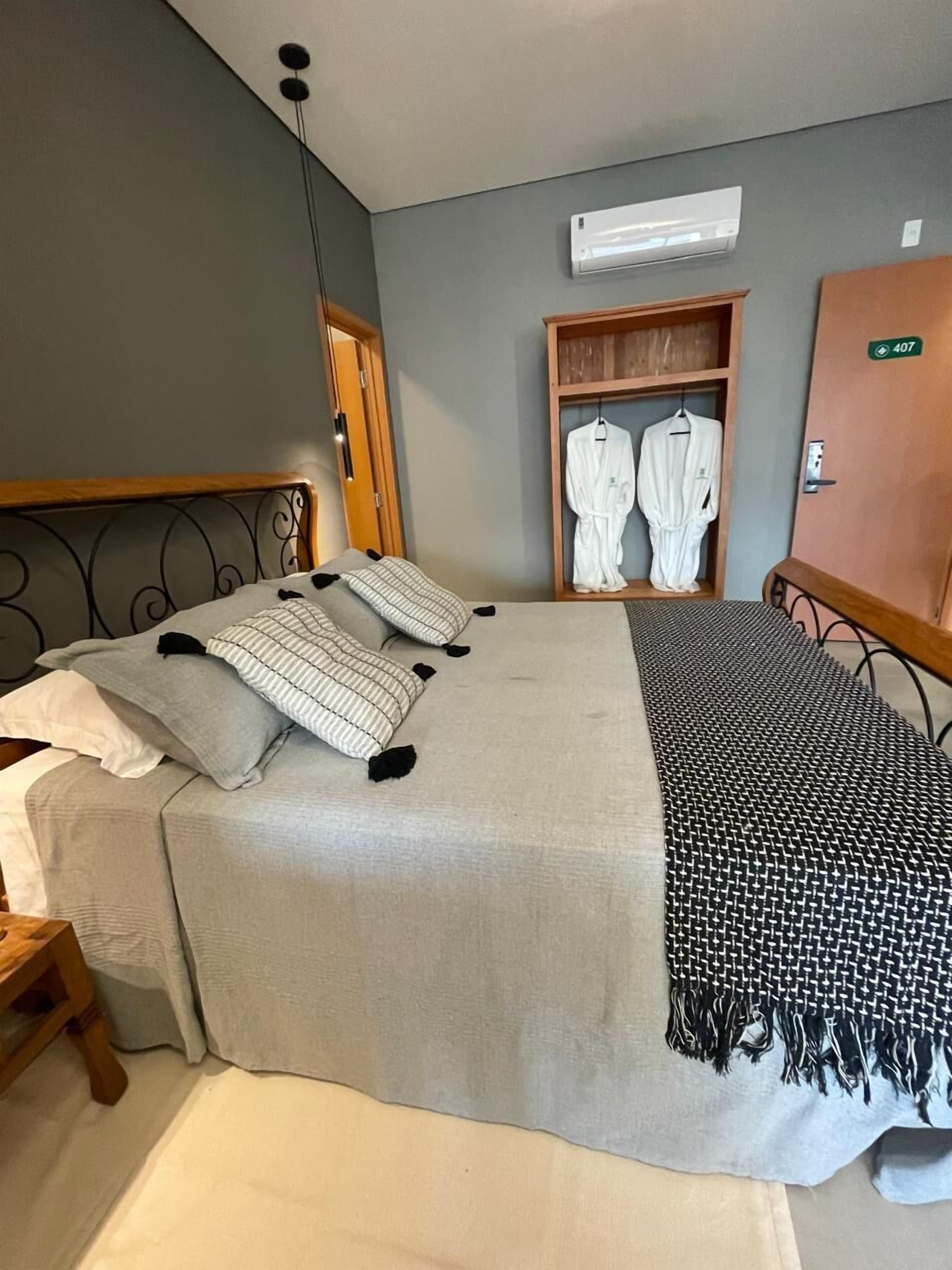 suite, jetted tub | 1 bedroom, in-room safe, free wifi, bed sheets