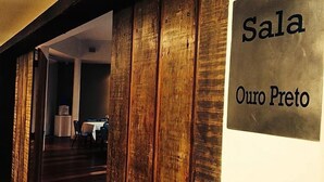 A wooden interior with a sign reading "Sala Ouro Preto". - Hotel Verdes Mares (Ouro Branco)