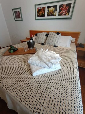 Suite, Whirlpool | Zimmersafe, kostenloses WLAN, Bettwäsche