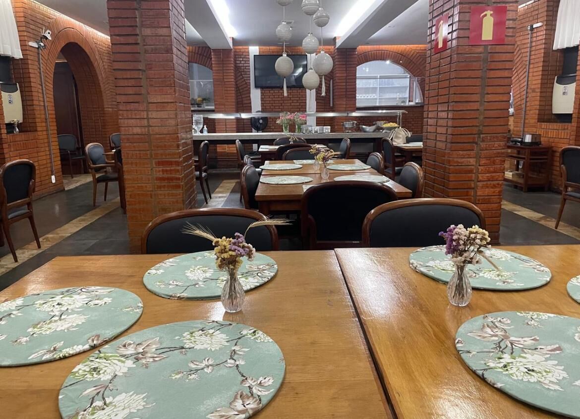 Café da manhã com buffet grátis todos os dias