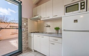 Refrigerador, microondas, parrilla de estufa y cafetera y tetera