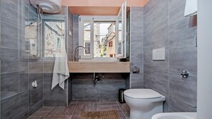 Regadera, secadora de cabello, bidet, toallas 