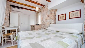 1 chambre, fer et planche à repasser, Wi-Fi gratuit, draps fournis