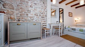 1 slaapkamer, een strijkplank/strijkijzer, gratis wifi, beddengoed