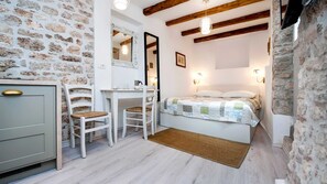 1 slaapkamer, een strijkplank/strijkijzer, gratis wifi, beddengoed