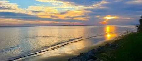 Beach nearby, sun loungers, beach towels