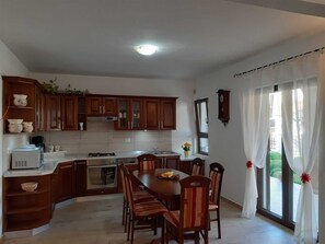 Fridge, microwave, oven, stovetop - MONTE GRANDE - Three Bedroom Apartment (Pula)