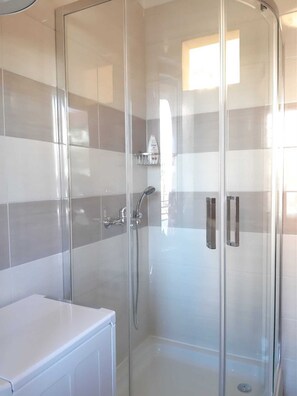 Shower, hair dryer, towels