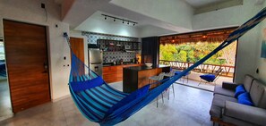 公寓 | 客房內保險箱、書桌、遮光布/窗簾、熨斗/熨衣板