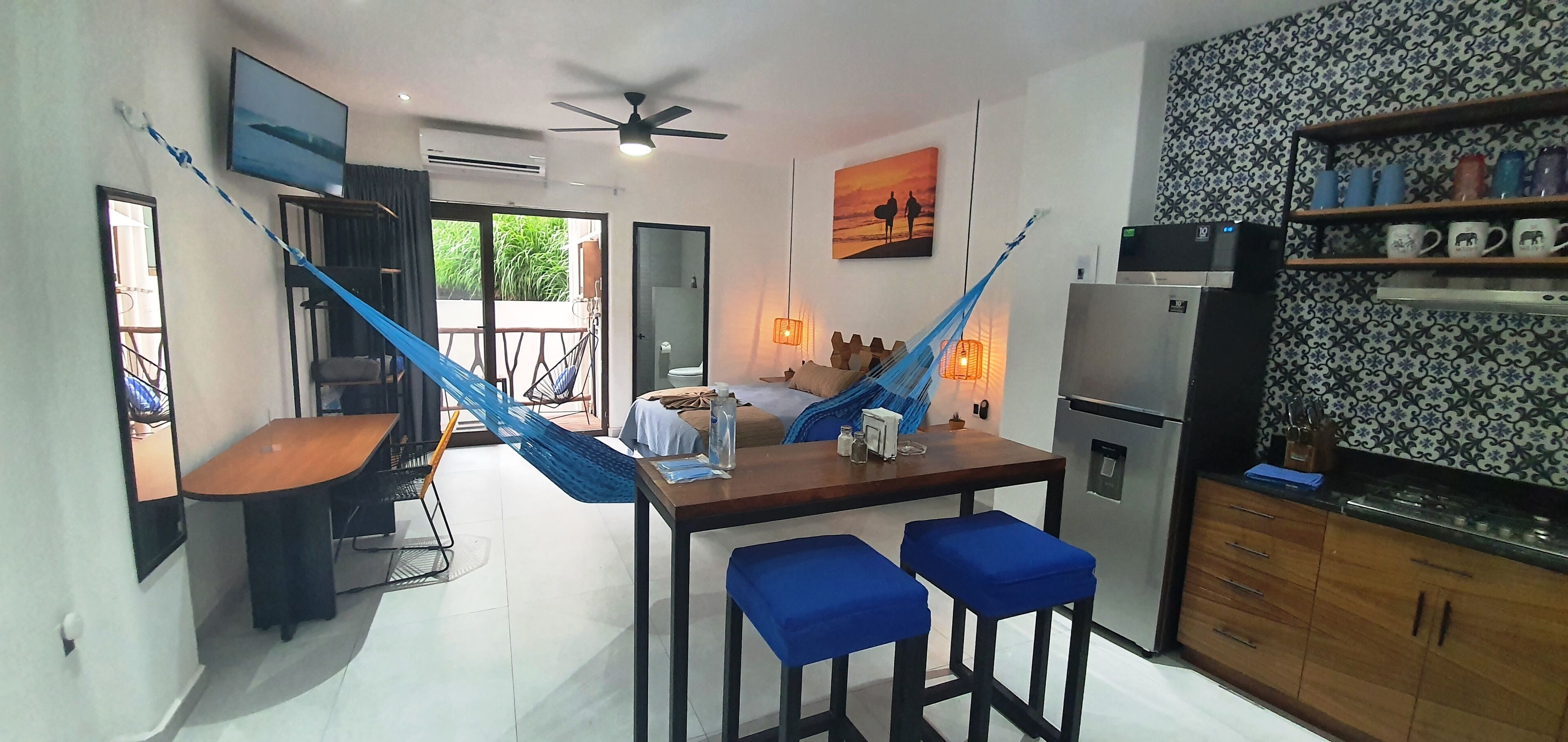 Una cocina moderna con comedor, una hamaca y vistas al exterior.