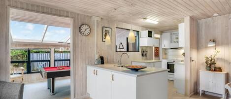 Køleskab, kogeplade, kaffe-/temaskine