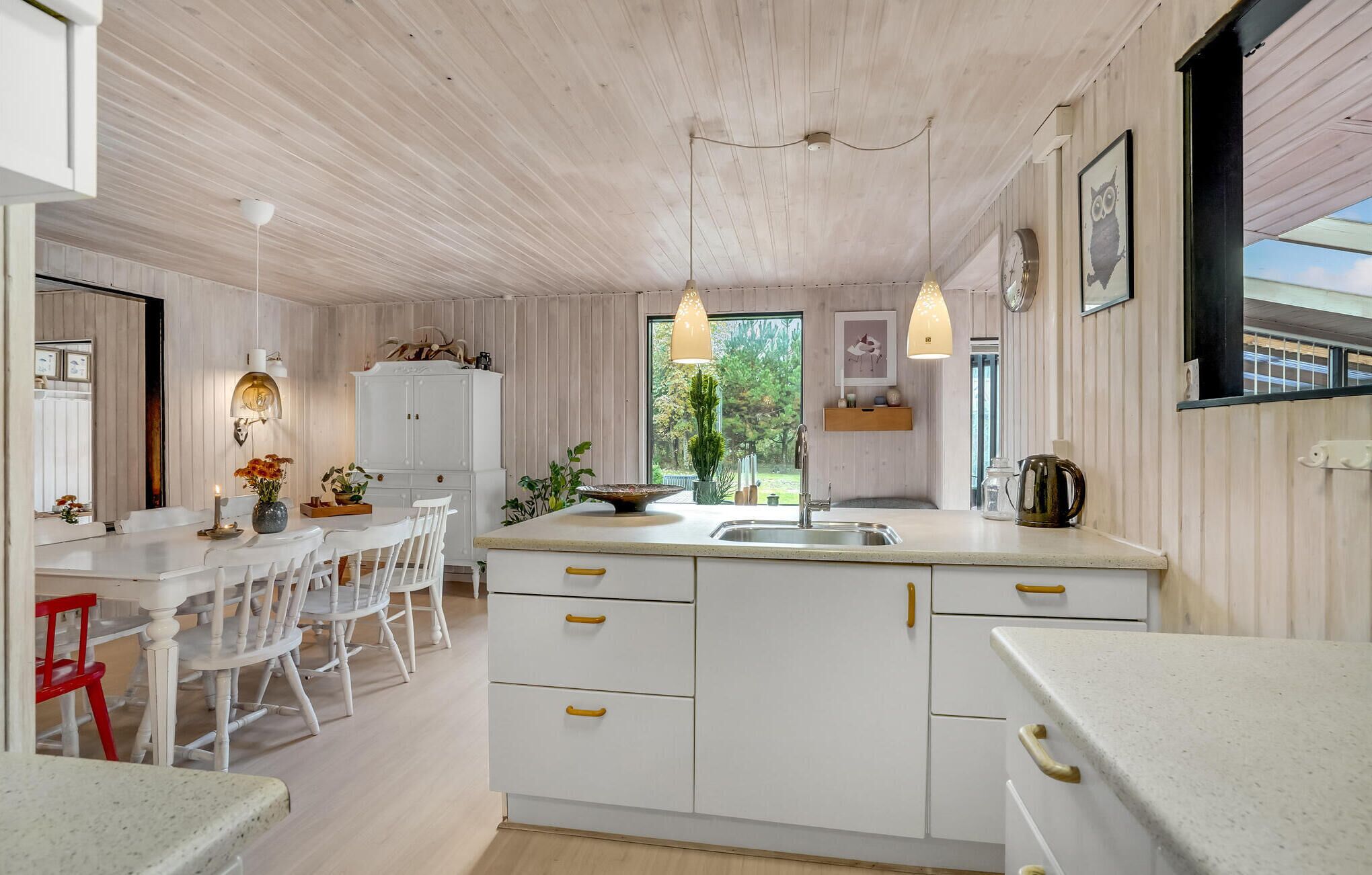 Kylskåp, spishäll och kaffe- och tebryggare