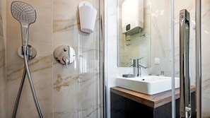 Shower, hair dryer, towels - Studio Sunrise with Sea view (Rovinj)