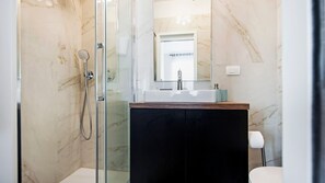 Een douche, een haardroger, handdoeken