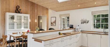 Kühlschrank, Ofen, Geschirrspüler, Wasserkocher mit Kaffee-/Teezubehör