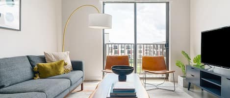 Smart TV, ping pong, stereo