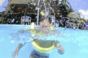Outdoor pool, pool umbrellas, pool loungers - Pousada Som dos Passaros (Ipojuca)