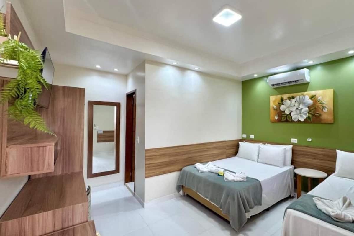 Quarto triplo superior, para não fumantes, vista para o jardim | 1 quarto, frigobar, espaço de trabalho para notebook, cortinas blackout