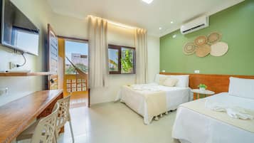 Kolmen hengen superior-huone | Minibaari, kannettavalle tietokoneelle sopiva työtila, pimennysverhot