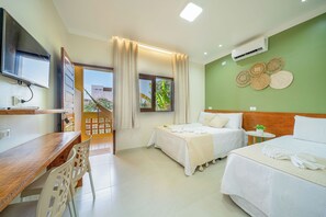 Minibar, espacio para trabajar con laptop y cortinas blackout 