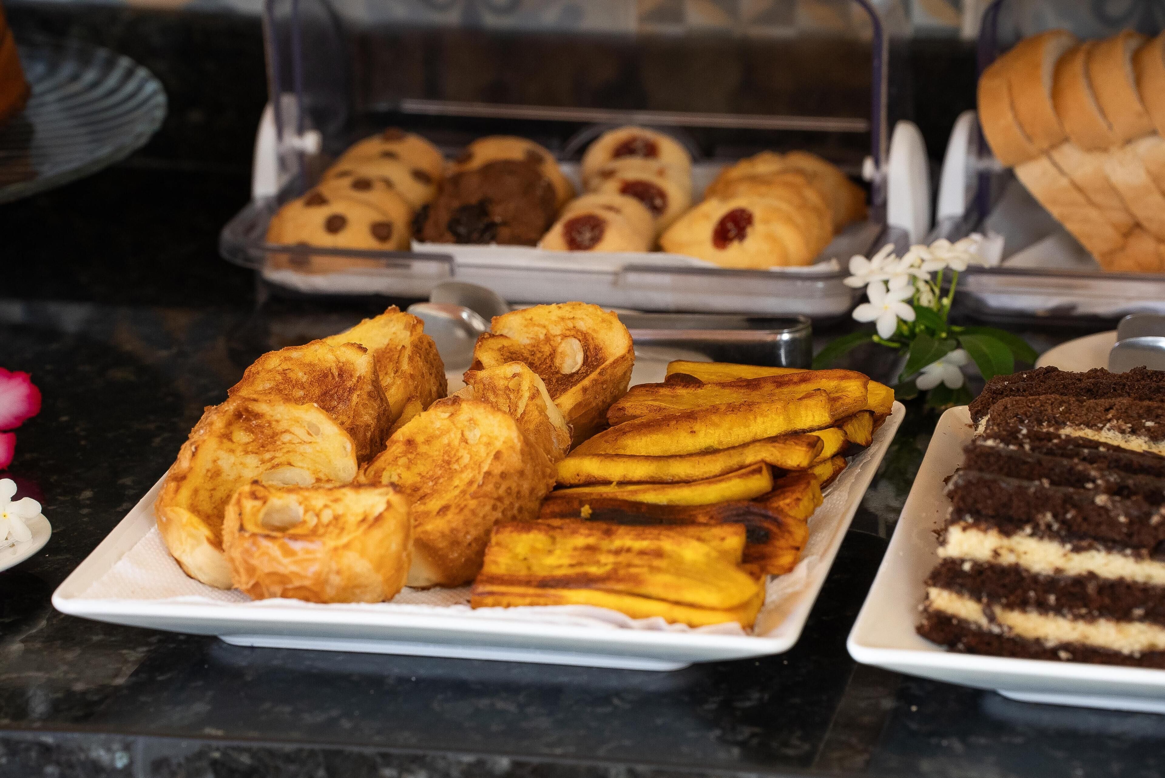 Ein Buffet mit verschiedenen Backwaren, darunter Gebäck, Brot und Kuchen.