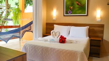 Quarto duplo econômico | Frigobar, espaço de trabalho para notebook, cortinas blackout