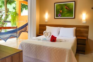 Quarto duplo econômico | Frigobar, espaço de trabalho para notebook, cortinas blackout