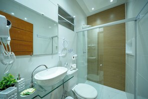 Standard Quadruple Room | Bilik Mandi | Pancuran mandi, hulu semburan mandi hujan, pengering rambut 
