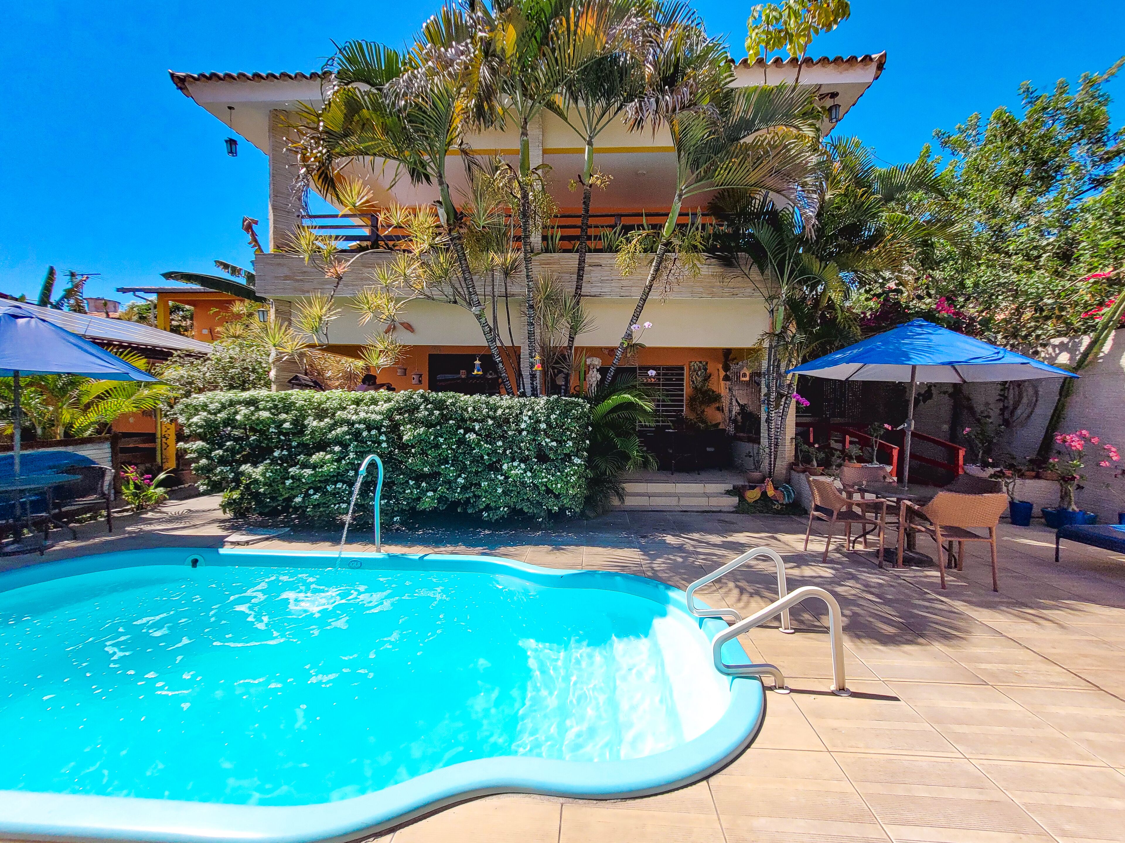 Piscina all'aperto, ombrelloni da piscina, lettini