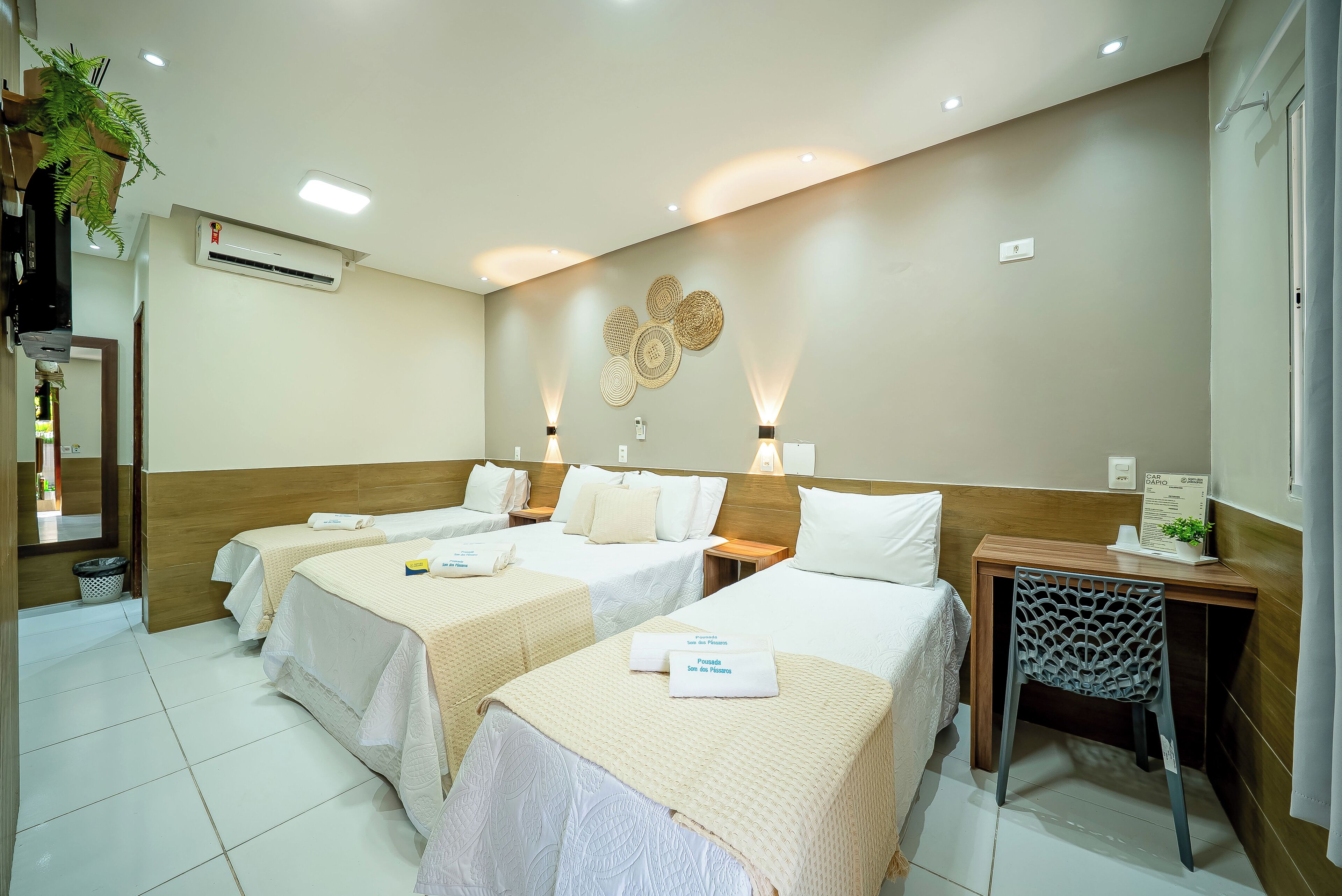 標準四人房 | 迷你吧、筆電工作空間、遮光布/窗簾、熨斗/熨衣板