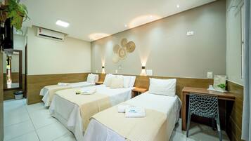 Standard-Vierbettzimmer | Minibar, laptopgeeigneter Arbeitsplatz, Verdunkelungsvorhänge