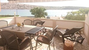 تناول الطعام بالخارج