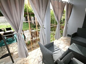 Outdoor dining - Apartment in Fažana with Terrace, Air condition, WIFI, Washing machine (4957-1) (Fažana)