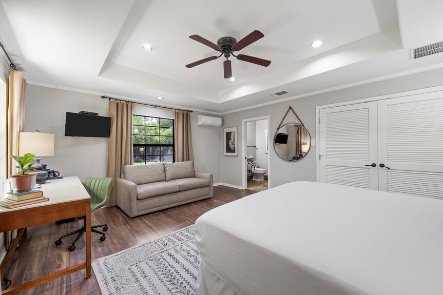 Rare Find!! Private Suite On Country Retreat Covered With Trees Plus Pool! - Waco, TX