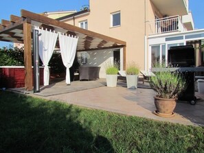 Outdoor dining - Apartment in Zambratija with Seaview, Balcony, Air condition, WIFI (4961-3) (Zambratija)