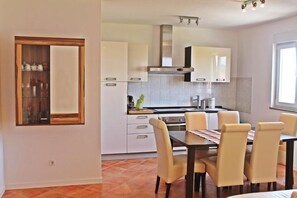 Kjøleskap, mikrobølgeovn, ovn og oppvaskmaskin