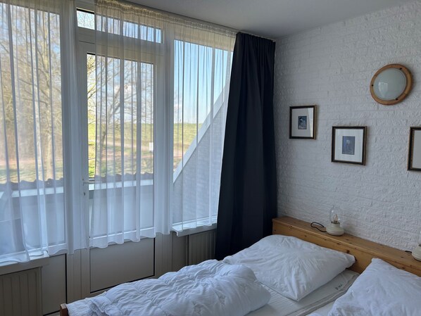 3 bedrooms, travel crib, free WiFi - Cozy and friendly vacation apartment in a quiet location. (Bruinisse)