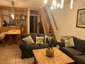 TV, books, music library, stereo - Cozy and friendly vacation apartment in a quiet location. (Bruinisse)
