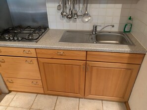 Een koelkast, een microgolfoven, een oven, een kookplaat