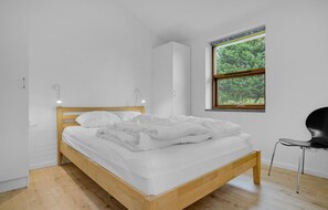 3 bedrooms, travel crib, free WiFi - 3 bedroom cozy home in Bogø By (Bogø By)
