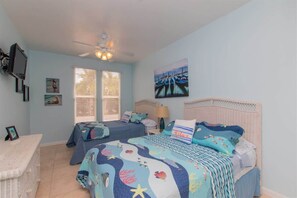 3 bedrooms, iron/ironing board, WiFi, bed sheets - Waterfront Retreat w/ Dockage & Beach Access (Key Colony Beach)