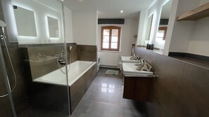 Badewanne, Haartrockner, Handtücher, Seife