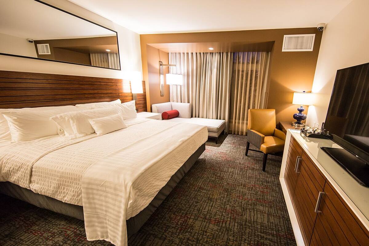 1 غرفة نوم وخزنة داخل الغرفة وستائر تعتيم ومكواة/لوح كي