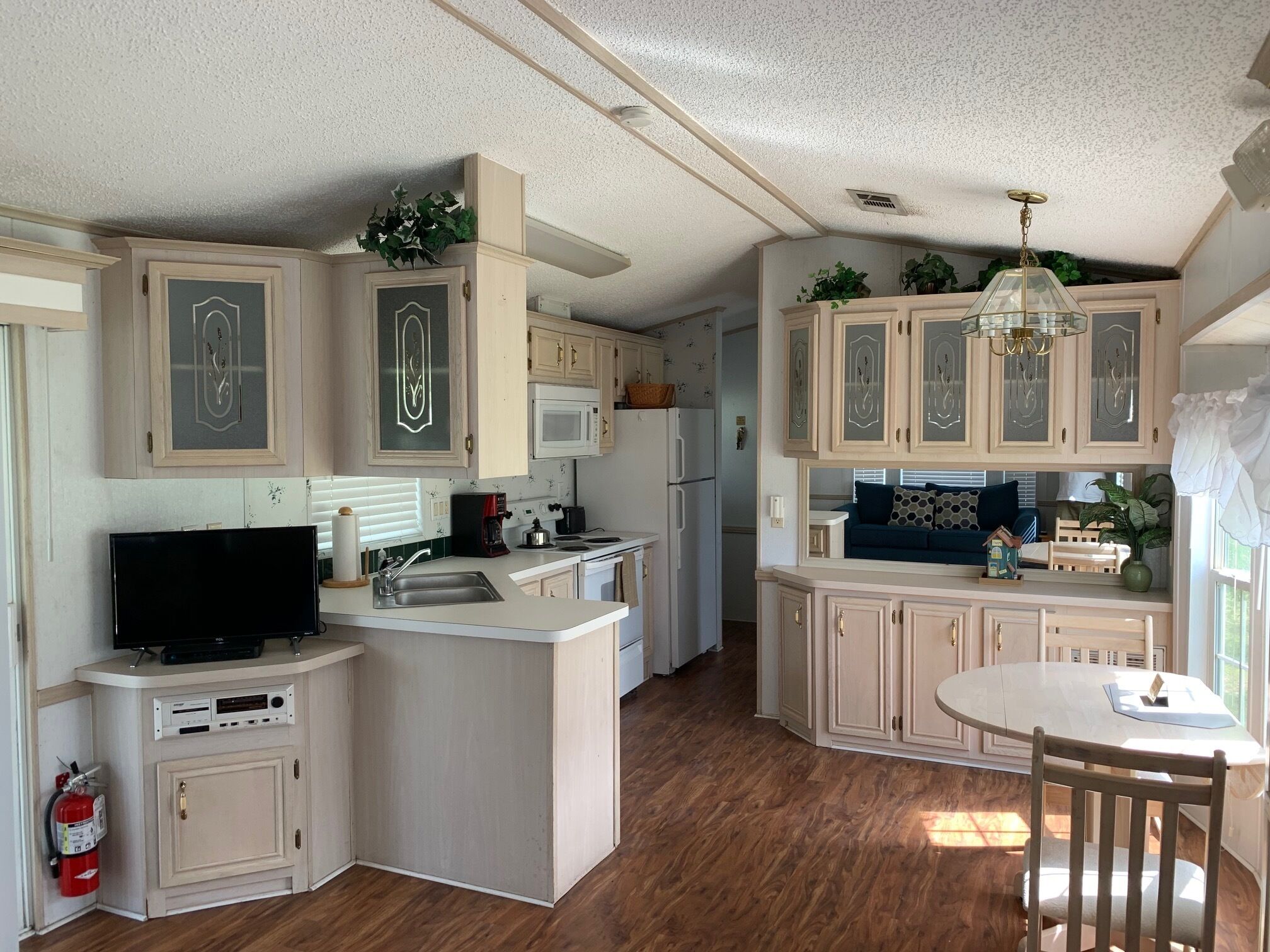 Shangrila Cottage | Private kitchen | Full-size fridge, microwave, coffee/tea maker, cookware/dishes/utensils