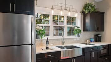 Full-size fridge, microwave, coffee/tea maker, cookware/dishes/utensils