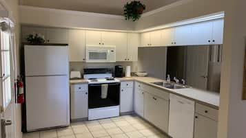 Berry Suite | Private kitchen | Full-size fridge, microwave, coffee/tea maker, cookware/dishes/utensils